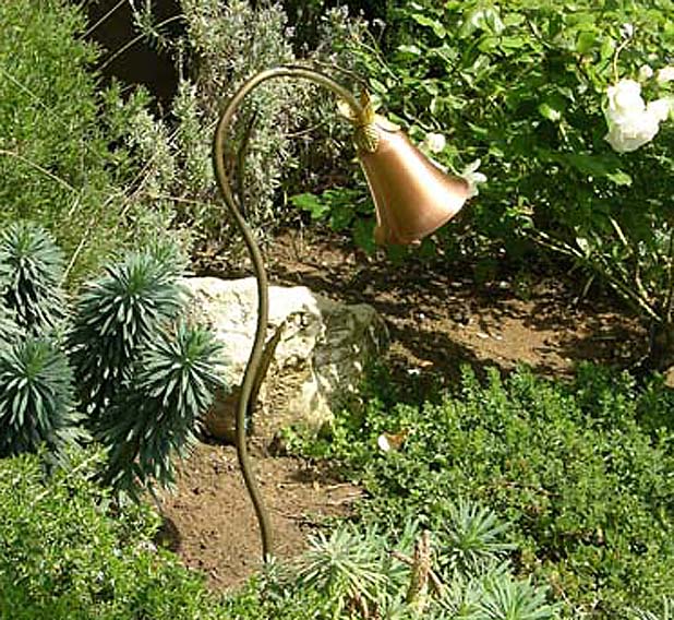 Path Light  5.5′ Bell Hat with Leaves